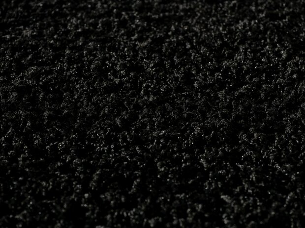 Zwart hoogpolig vloerkleed of karpet